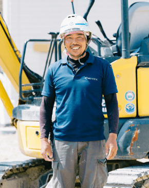 職長として土木・外構工事の現場管理をしながら作業指示を行っている