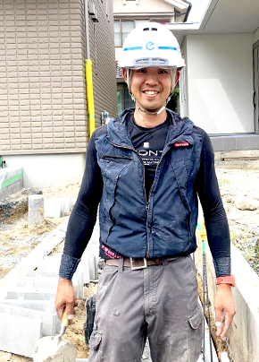 いつも明るく元気に作業。朝も一番に出勤している外構担当