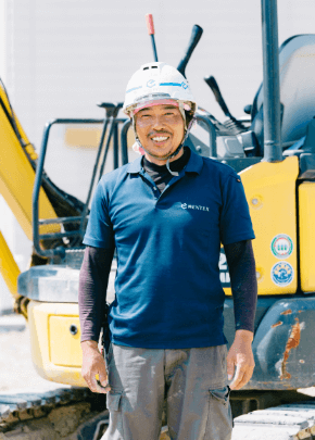 職長として土木・外構工事の現場管理をしながら作業指示を行っている