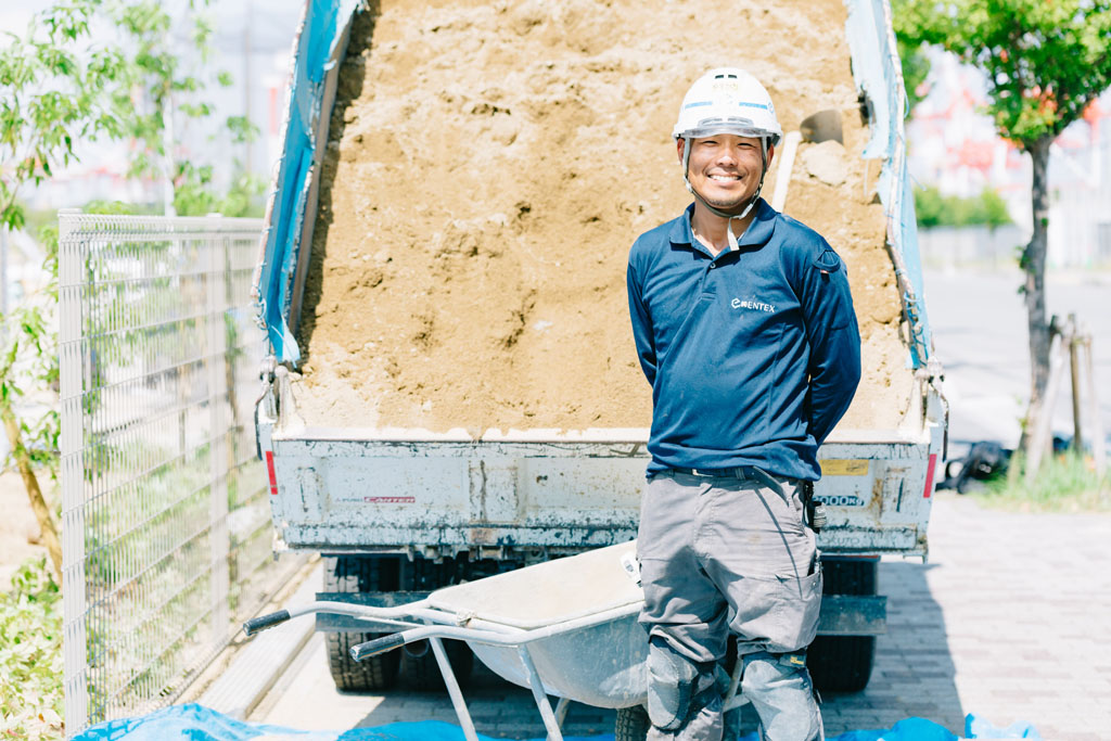 笑顔の社員の写真