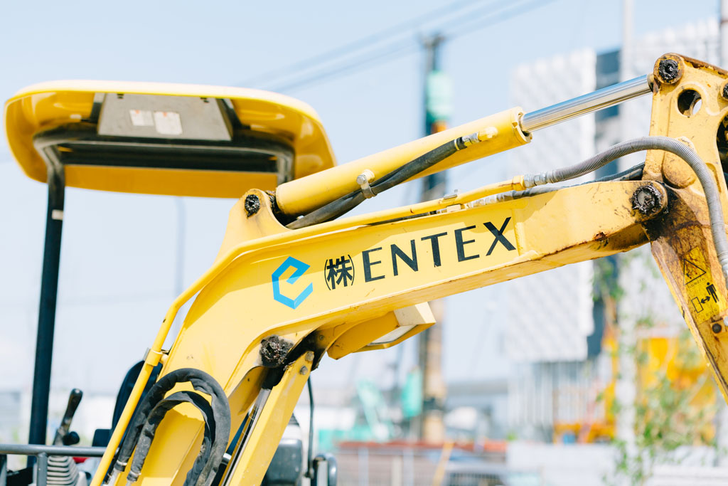 会社のロゴが入った重機の写真