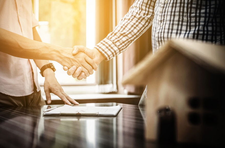 握手をしている写真