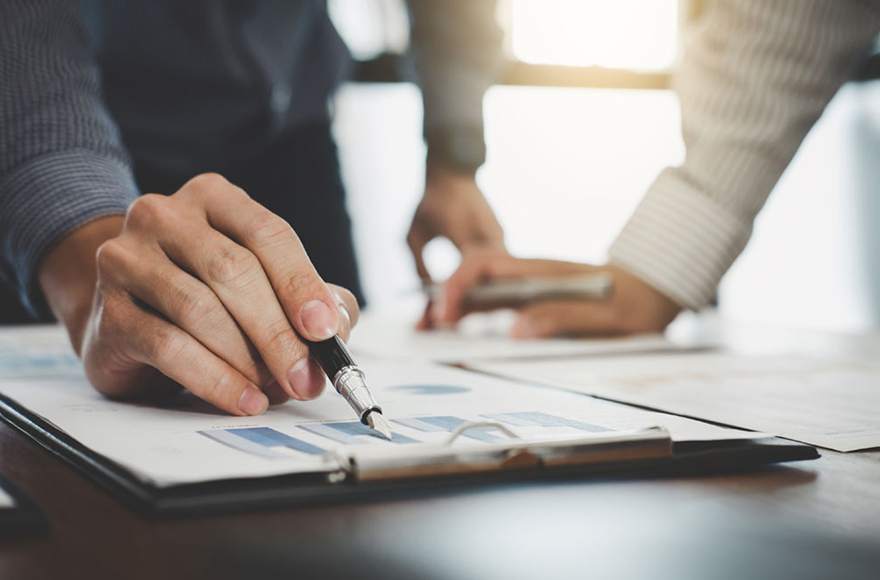 書類に書き込む写真